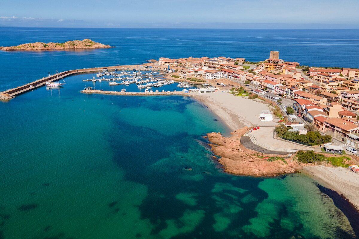 Isola Rossa — Borgo marinaro e spiaggia